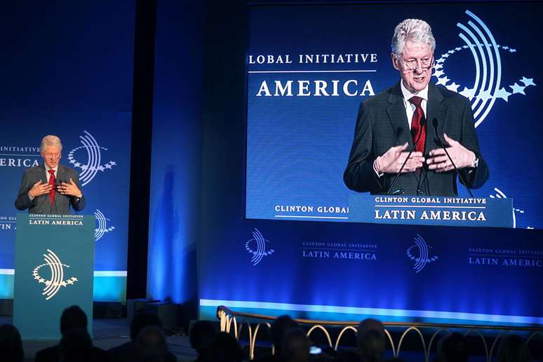 Bill Clinton fala na abertura do evento sobre os problemas e o futuro da América Latina