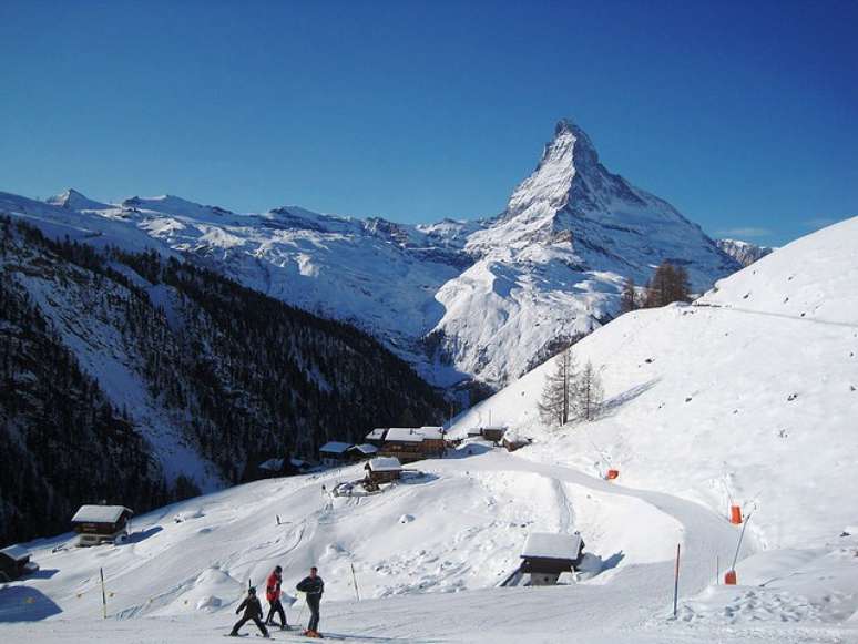 <p><strong>Zermatt, Suíça: </strong>considerado um dos melhores resorts de esqui do mundo, Zermatt sedia a mais famosa montanha dos Alpes  Matterhorn (ou Cervino)  na fronteira da Suiça e Itália. Situada no Cantão de Valais, a cidade combina o encanto romântico do velho mundo com paisagens de tirar o fôlego, ideais para quem procura neve e espaços para praticar o esqui em diferentes níveis. Dois detalhes chamam a atenção: os automóveis ficam em casa, já que na área, os visitantes se locomovem apenas por trenós e carrinhos elétricos; e a cidade abriga hoje uma ampla colônia de portugueses, então comunicar-se por lá poderá ser mais fácil do que o esperado</p>