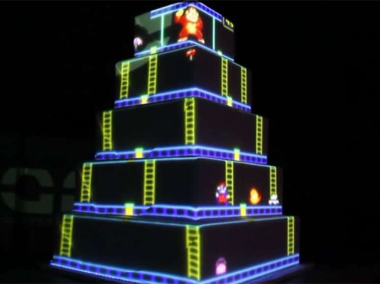 <p>O bolo usa uma técnica de projeção e mostra jogos famosos de videogame em movimento</p>