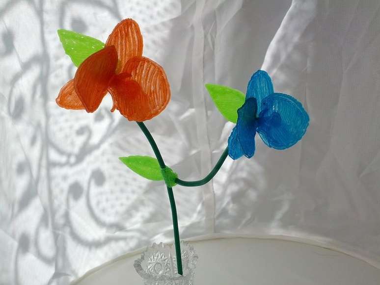 Caneta permite desenhar modelos de pl&aacute;stico em uma superf&iacute;cie plana, mas tamb&eacute;m no pr&oacute;prio ar