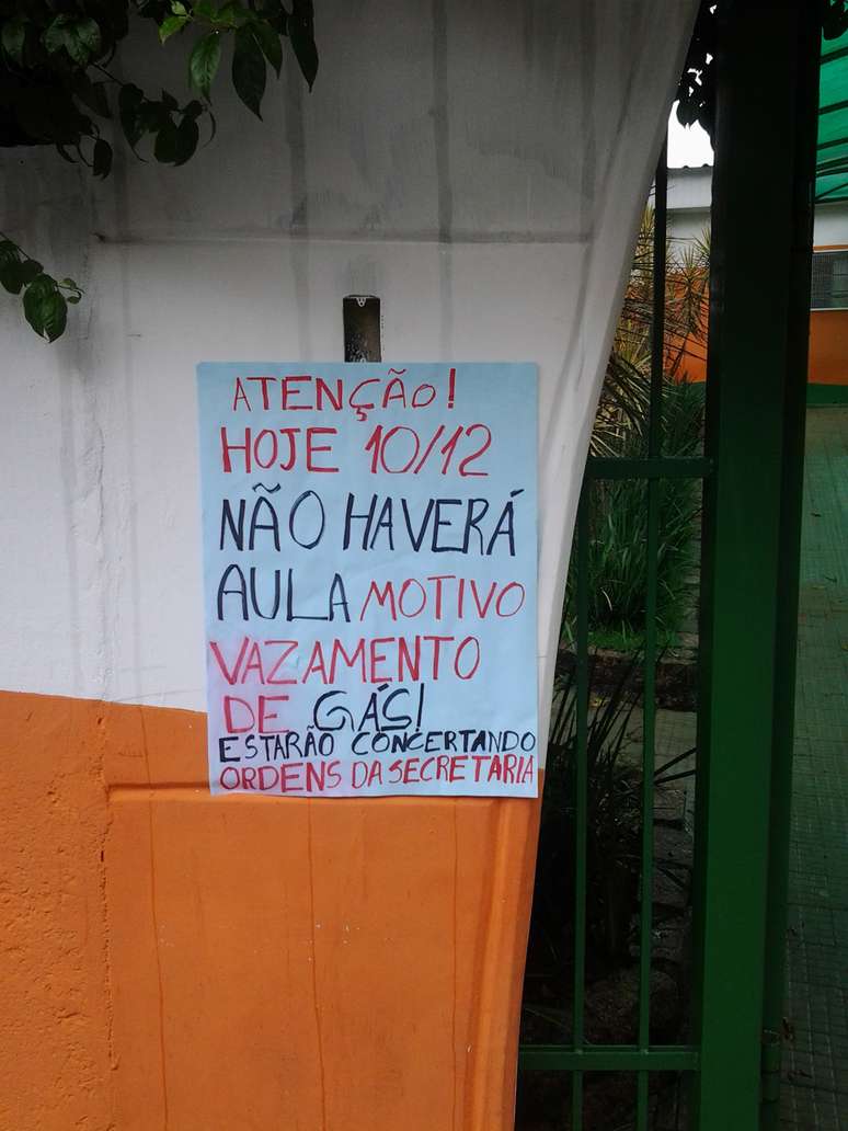 <p>Cartaz alertando sobre vazamento de g&aacute;s e suspendendo as aulas&nbsp;teria sido afixado em frente &agrave; creche Lidia Thomaz nesta ter&ccedil;a-feira; "Ordens da Secretaria"</p>