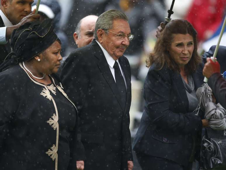O presidente cubano, Raúl Castro, chega para a cerimônia de despedida de Mandela