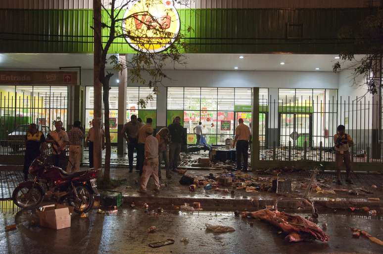 Estragos em frente a loja saqueada em San Miguel de Tucuman