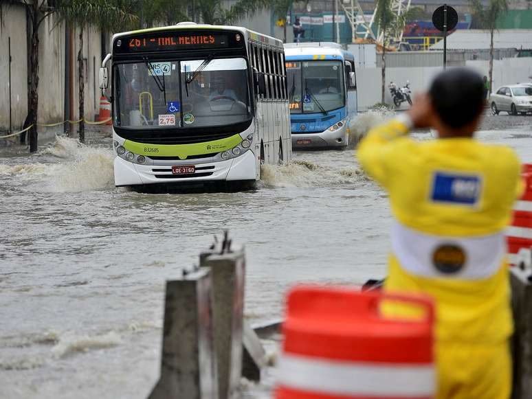 <p>Chuva provocou alagamentos em diversas vias do Rio de Janeiro</p>