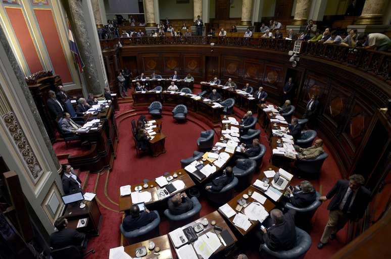 Sessão histórica do Senado que legalizou o mercado de maconha no Uruguai durou mais de 12 horas