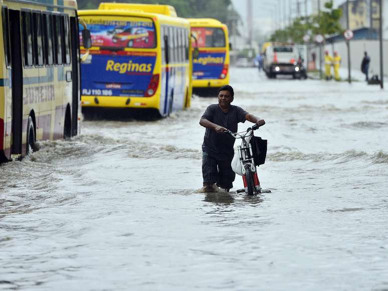 Chuva provoca alagamentos na região portuária do Rio de Janeiro, deixando moradores ilhados e impedindo a passagem de veículos