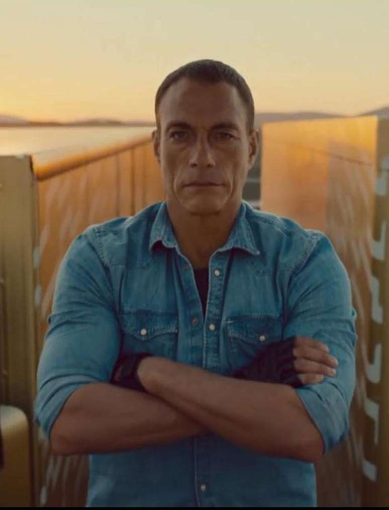 A Volvo afirmou nesta quarta-feira que seu último vídeo de divulgação para caminhões, que mostra o ator Jean-Claude Van Damme fazendo uma abertura entre dois caminhões em movimento, atingiu 59 milhões de acessos em quatro semanas