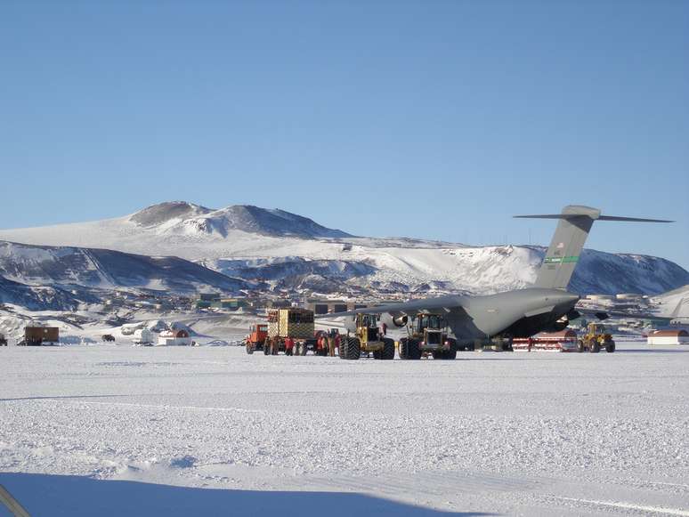 Pista de gelo permite chegar à base americana de Mc Murdo, na Antártida