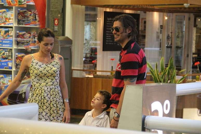 O ator Dado Dolabella aproveitou esta quarta-feira (11) para fazer as compras de Natal com a mulher, Juliana Wolter, o filho João Valentim e a filha Maria Flor, no shopping Rio Design Barra, na zona oeste do Rio de Janeiro