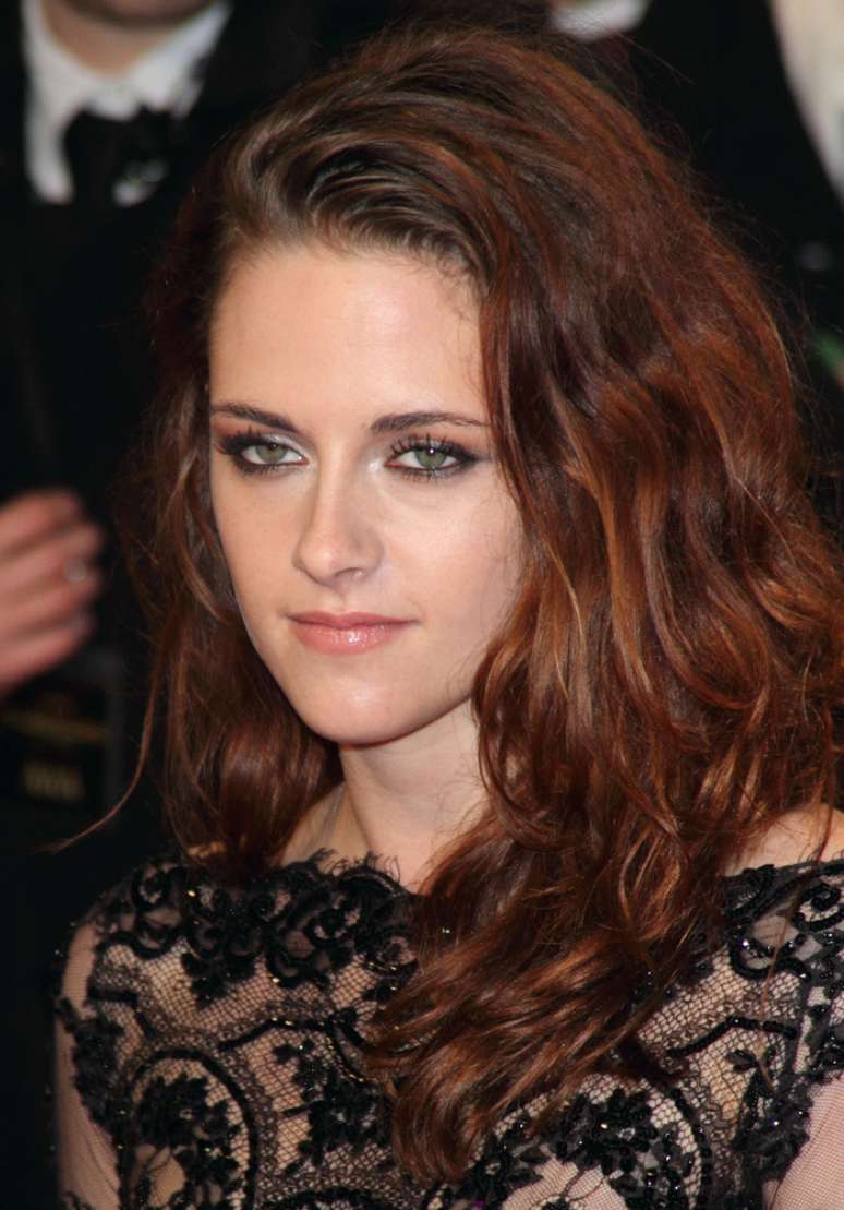 Ideais para mulheres com rosto redondo ou quadrado, como o de Kristen Stewart, sobrancelhas grossas suavizam os contornos da face e passam uma imagem mais jovem e natural