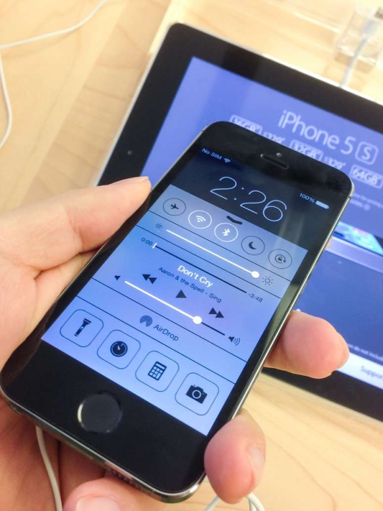 <p>Produtos como o iPhone 5S seriam venidos sem impostos na loja da Fnac no Aeroporto de Guarulhos</p>