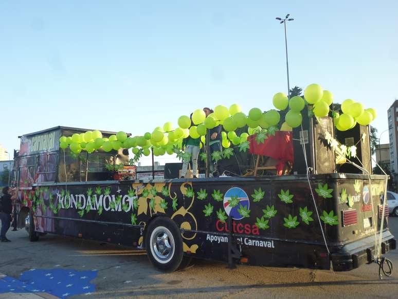 O trio elétrico dos festejos, decorado com bexigas verdes e folhas de maconha feitas de papelão