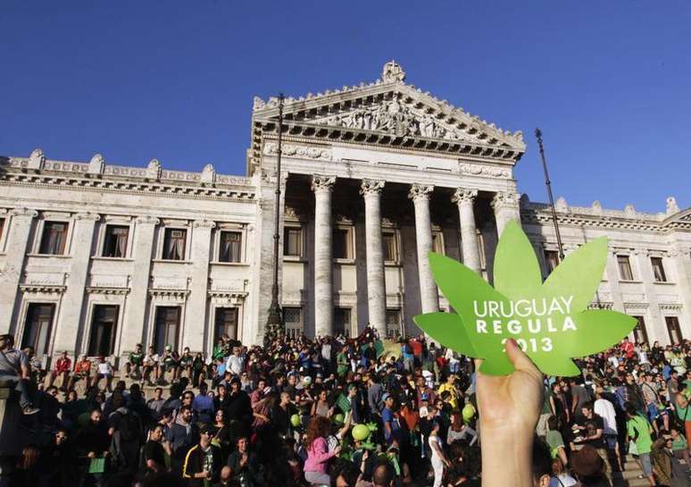 <p>Uruguaios participam da chamada "última manifestação com maconha ilegal" em frente ao Congresso, em Montevidéu, no Uruguai, antes da aprovação da lei</p>