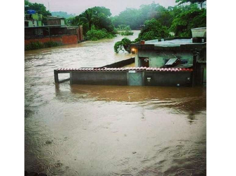 Casa quase submersa: moradores est&atilde;o presos e alunos, sem aula