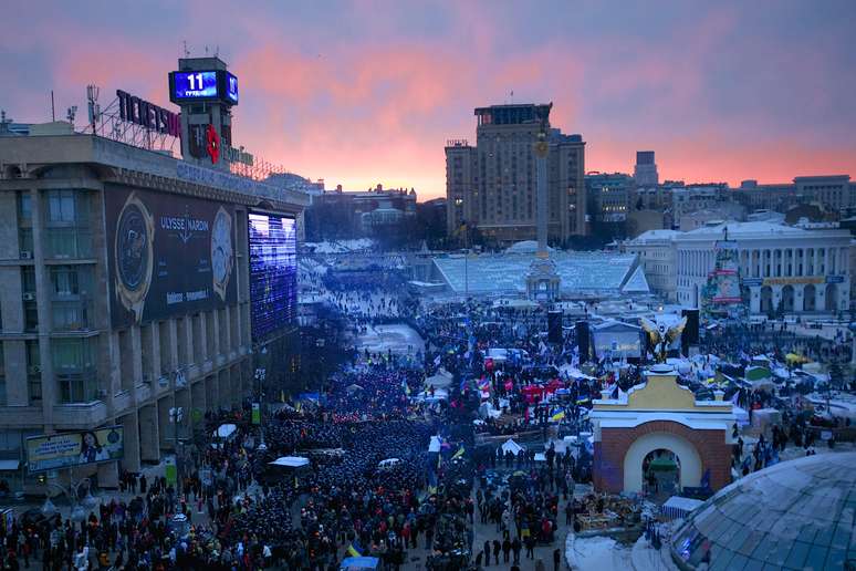 <p>Movimentação de policiais e manifestantes na Praça da Independência, em Kiev</p>