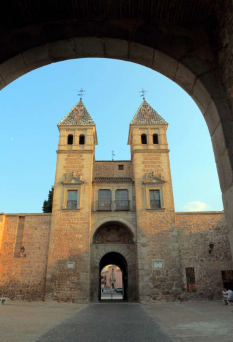 <p>A Puerta de Bisagra é um arco monumental situado entre as muralhas de Toledo e tem origem muçulmana </p>