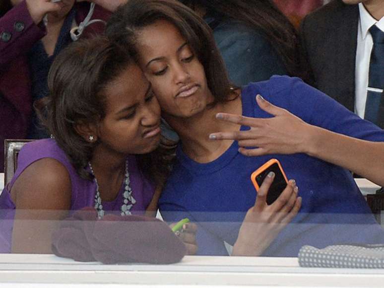 Malia Obama ao lado de Michelle