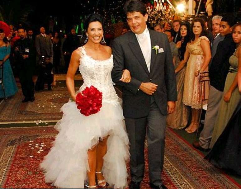 <p>A cantora Scheila Carvalho também apostou no mesmo estilo em seu casamento com Tony Salles</p>