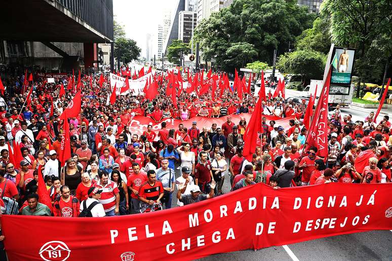 Manifestantes fazem passeata pela avenida Paulista em protesto por moradias populares