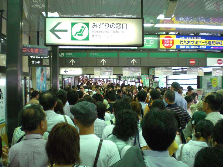 <p><strong>T&oacute;quio, Jap&atilde;o</strong><br />A esta&ccedil;&atilde;o de metr&ocirc; de Shinjuku figura &nbsp;no livro dos recordes como a mais movimentada do planeta, com 3,64 milh&otilde;es de passageiros que usam as 10 linhas que passam pela cidade. Anualmente, a rede da capital japonesa transporta &nbsp;mais de 3 bilh&otilde;es de usu&aacute;rios, com metr&ocirc;s lotados e funcion&aacute;rios encarregados de empurrar os passageiros para dentro dos vag&otilde;es</p>