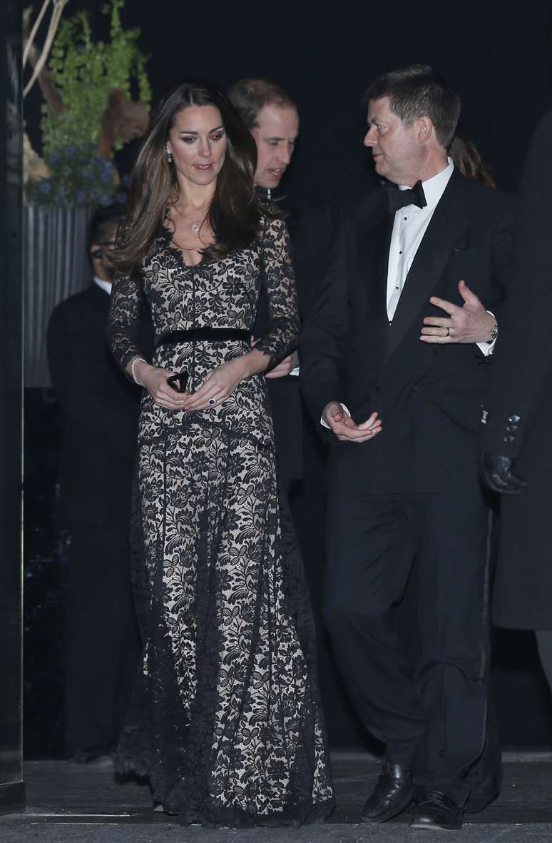 <p>Kate Middleton escolheu vestido longo com renda preta sobre fundo nude para ir à exibição de <em>David Attenboroughs Natural History Museum Alive 3D</em>, em Londres, nesta quarta-feira (11)</p>