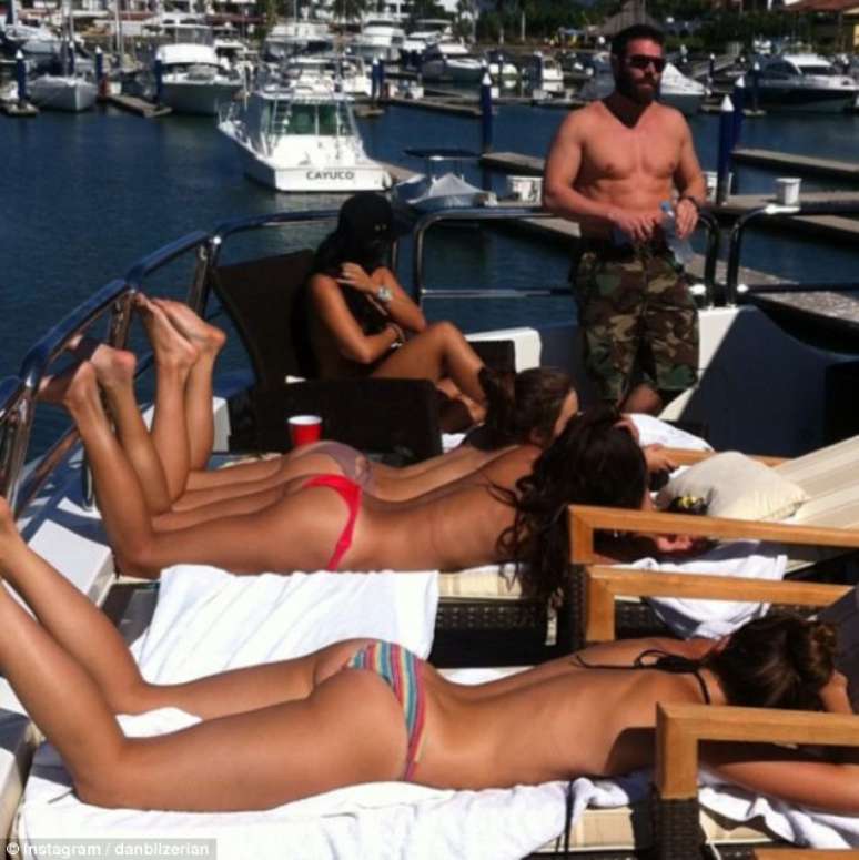 <p>Dan viajou com os amigos e amigas para o México</p>