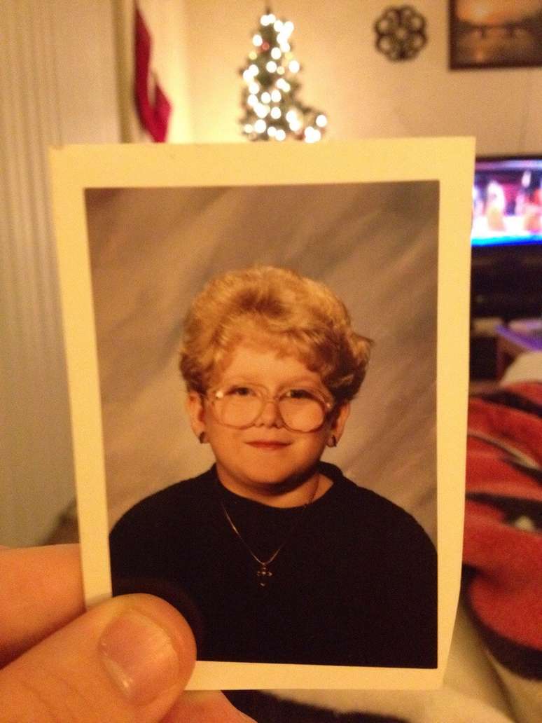 <p>Uma foto postada no Reddit na ter&ccedil;a-feira virou sucesso quase que instant&acirc;neo na web e tornou famosa a "menina de 60 anos". Postada por um usu&aacute;rio que se diz atual marido da menina, a foto, com a legenda "minha mulher parecia uma mulher de 60 anos quando era crian&ccedil;a" inspirou diversas piadas na web. Veja algumas delas na galeria</p>