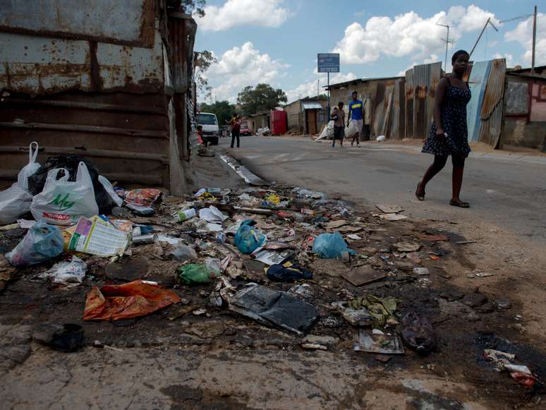 Lixo nas ruas de Alexandra: uma triste realidade que persiste por décadas na África do Sul