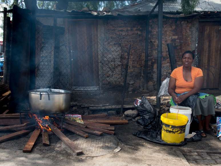 Fogão e cozinha improvisados em rua de Alexandra
