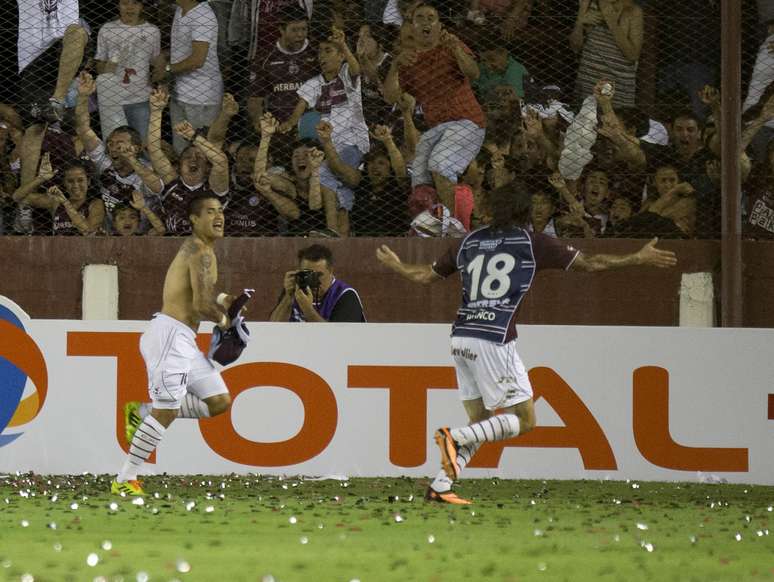 <p>Ayala tirou a camisa para festejar o primeiro gol do Lanús</p>