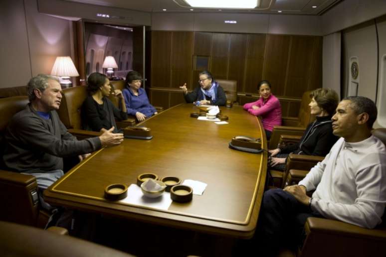 O casal Obama e o casal Bush conversam durante voo a bordo do Air Force One