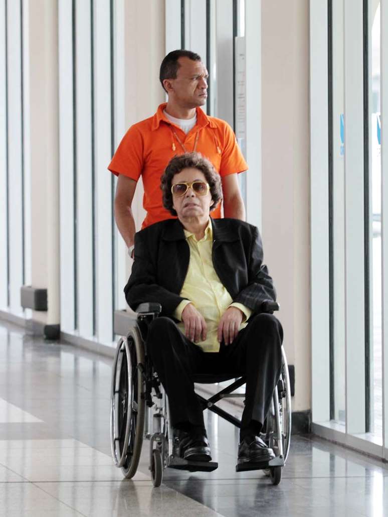 Cauby Peixoto, 82 anos, foi clicado no aeroporto de Congonhas nesta quinta-feira (12), ao desembarcar na capital paulista. De cadeira de rodas, o cantor foi empurrado por um homem e sorriu ao perceber a presen&ccedil;a do fot&oacute;grafo