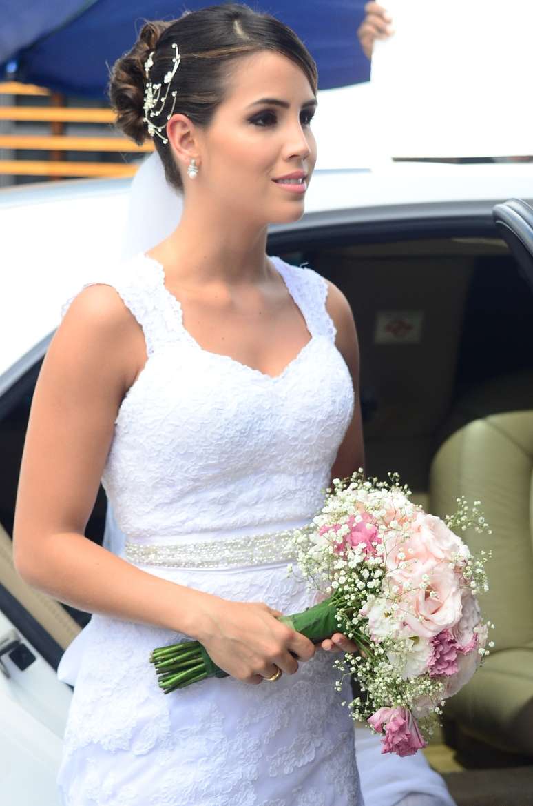 A TV Record divulgou, nesta quinta-feira (12), novas fotos do especial de fim de ano 'Casamento Blindado' e confirmou para a pr&oacute;xima ter&ccedil;a-feira (17) a exibi&ccedil;&atilde;o da atra&ccedil;&atilde;o