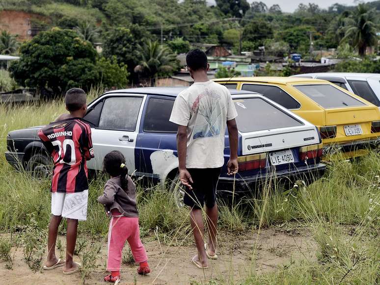 Crian&ccedil;as brincam, enquanto para os pais, o drama &eacute; buscar uma solu&ccedil;&atilde;o e ter uma nova moradia