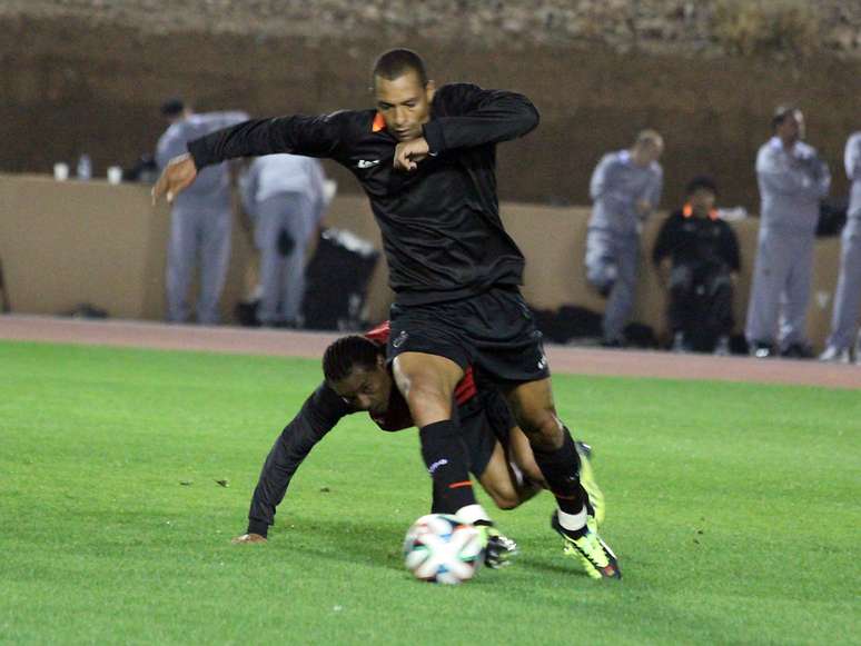 <p>Gilberto Silva e J&uacute;nior C&eacute;sar ainda esperam defini&ccedil;&atilde;o do Atl&eacute;tico-MG</p>