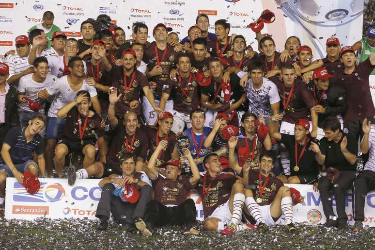 <p>Com triunfo por 2 a 0 em casa, após empate por 1 a 1 em SP, Lanús derrotou a Ponte Preta e se sagrou campeão da Sul-Americana 2013</p>