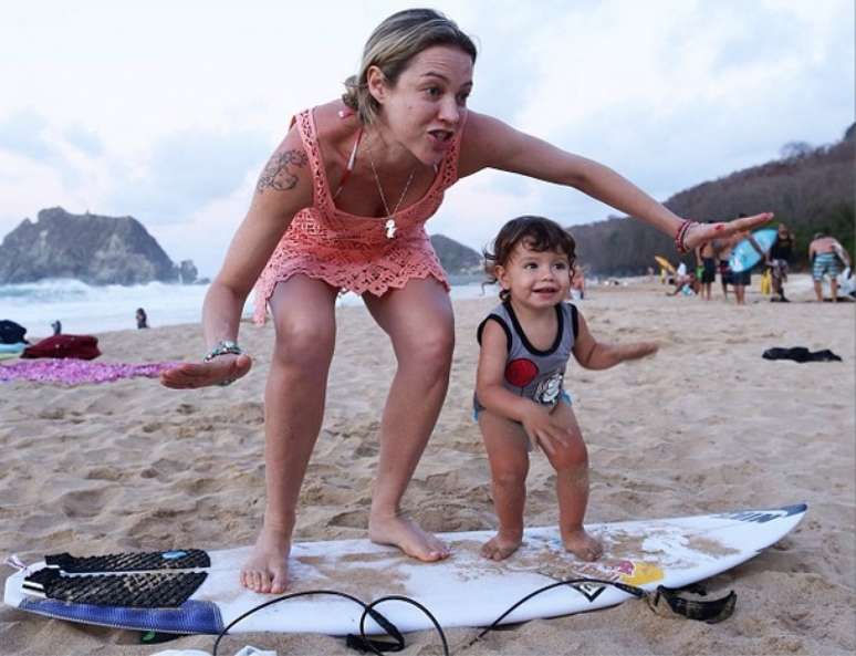 Luana Piovani e o filho foram fotografados fazendo gra&ccedil;a com prancha