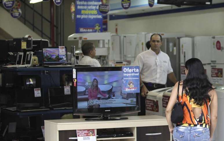 <p>Vendas na varejo registraram alta de 0,5% em maio, interrompendo três meses de quedas consecutivas</p>