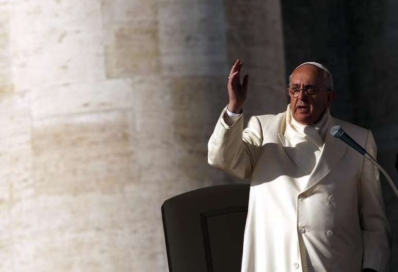 Papa Francisco dá bênção no fim de sua audiência geral semanal, na Praça de São Pedro, no Vaticano, 11 de dezembro de 2013. O papa Francisco criticou nesta quinta-feira os mega salários e grandes bônus, dizendo na primeira mensagem de paz de seu pontificado que são sintomas de uma economia baseada na ganância e desigualdade. 11/12/2013