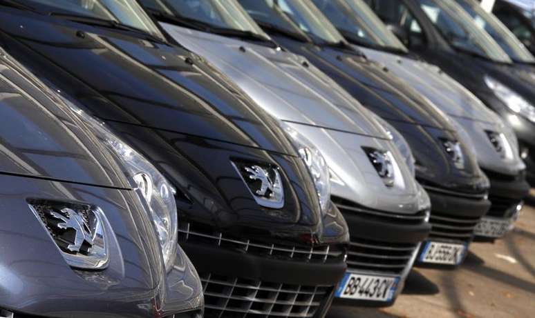 Autom&oacute;veis usados da Peugeot estacionados em uma concession&aacute;ria em Nice, na Fran&ccedil;a. A montadora francesa PSA Peugeot Citro&euml;n anunciou nesta quinta-feira uma baixa cont&aacute;bil de 1,1 bilh&atilde;o de euros (1,52 bilh&atilde;o de d&oacute;lares) em suas opera&ccedil;&otilde;es internacionais em dificuldades e ganhou apoio da General Motors para uma alian&ccedil;a com a chinesa Dongfeng. 19/07/2012.