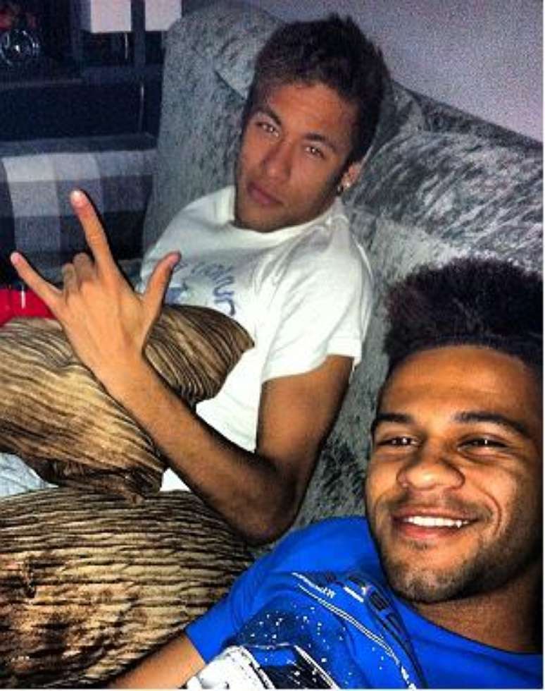 Neymar e Serginho jogam v&iacute;deo-game em Barcelona