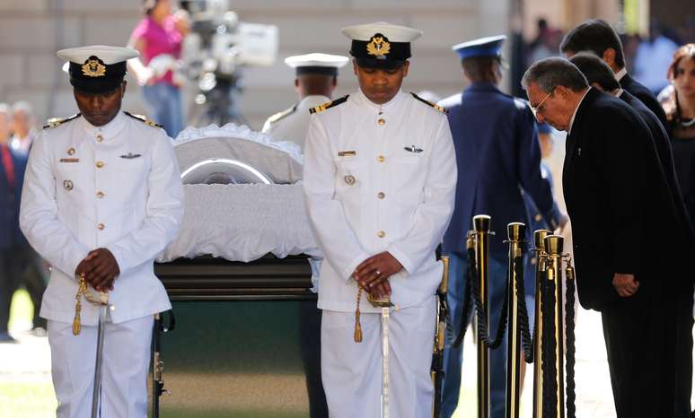 Raúl Castro presta homenagem a Nelson Mandela, ao lado do caixão do ex-presidente sul-africano
