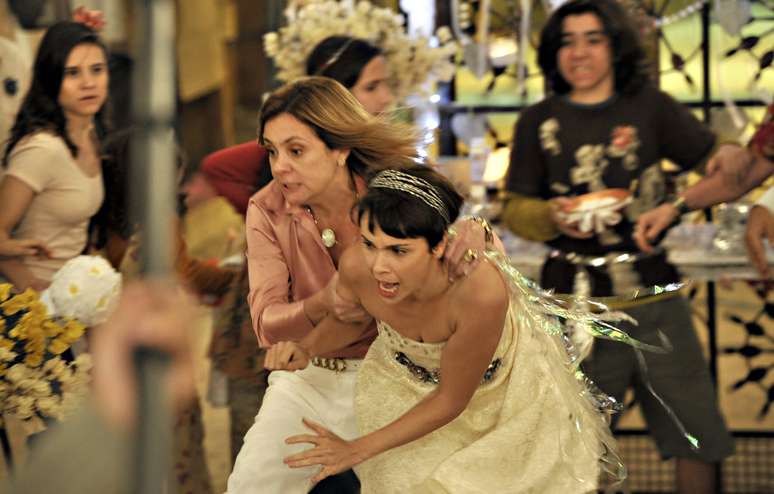 <p>Carminha (Adriana Esteves) e Nina (D&eacute;bora Falabella) em cena de &#39;Avenida Brasil&#39;</p>