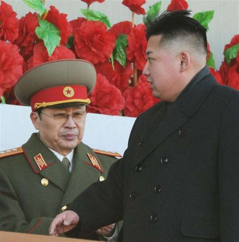 <p>O l&iacute;der norte-coreano Kim Jong-un (&agrave; direita) passa por seu tio, Jang Song-thaek, durante evento militar em Pyongyang, na Coreia do Norte, em fevereiro de 2012</p>