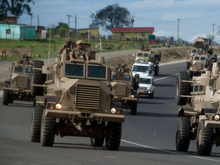 <p>O Ex&eacute;rcito sul-africano se dirige para o vilarejo de Qunu, a 900 quil&ocirc;metros de dist&acirc;ncia de Johannesburgo, &agrave;s v&eacute;speras do funeral de Estado de Nelson Mandela. O local, de pouco mais de 200 habitantes, &eacute; a terra natal de ex-presidente sul-africano e onde ele ser&aacute; enterrado no pr&oacute;ximo domingo. Os militares est&atilde;o preparando um grande aparato de seguran&ccedil;a para o evento, para o qual s&atilde;o esperadas 4 mil pessoas, incluindo diversos l&iacute;deres mundiais&nbsp;</p>