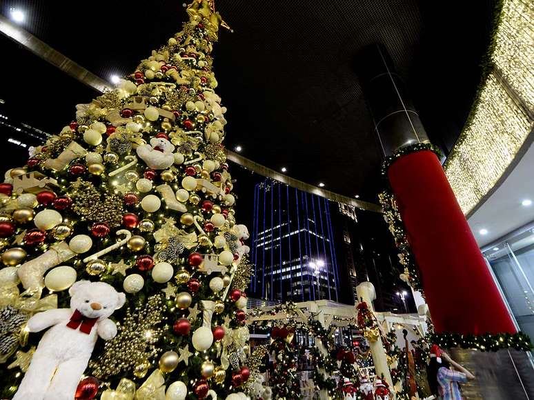 <p><strong>12&nbsp;de dezembro -</strong>Decora&ccedil;&atilde;o de Natal ilumina e enfeita avenida Paulista. Todos os anos, a via mais famosa de S&atilde;o Paulo atrai moradores da capital e visitantes com sua j&aacute; tradicional celebra&ccedil;&atilde;o</p>