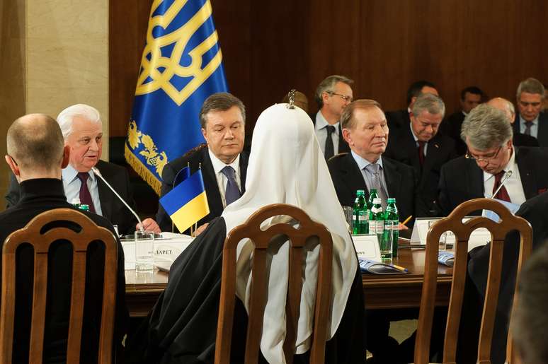 O presidente Viktor Yanukovich (centro) participou de mesa redonda em Kiev, na Ucrânia