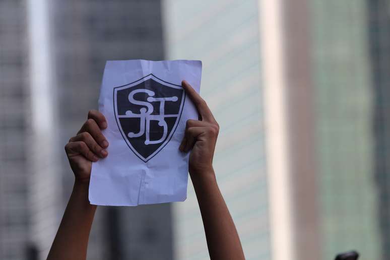 Torcedores da Portuguesa realizam protesto na Avenida Paulista contra possibilidade de cair pelo "tapet&atilde;o"
