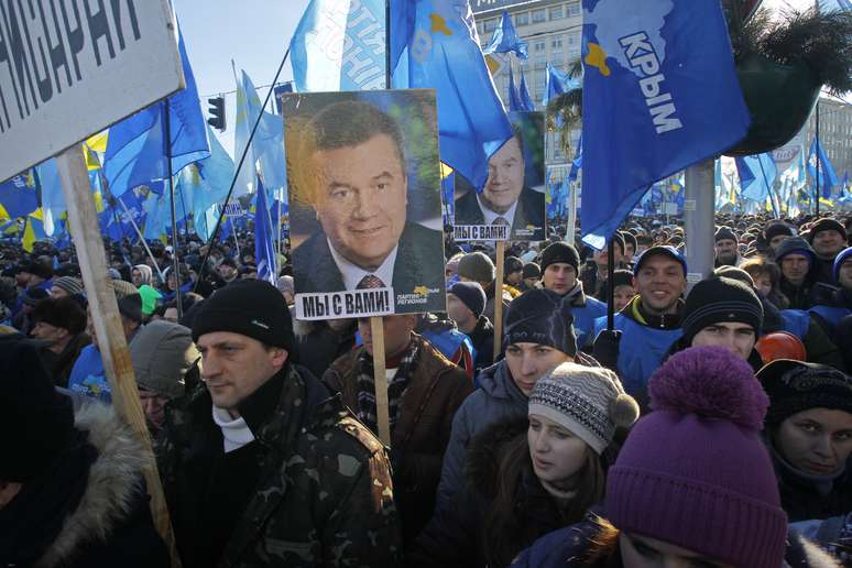 Simpatizantes do partido governista participam de comício em Kiev