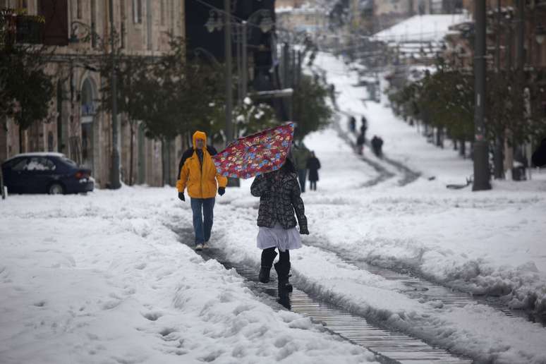 Pessoas caminham em via coberta pela neve no centro de Jerusalém